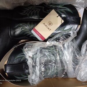ARIAT MENS SIZE 9.5 boots